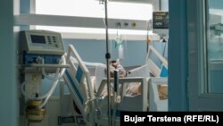 Një pacient me COVID-19 në kujdesin intensiv, në Klinikën Infektive të Qendrës Klinike Universitare të Kosovës, në Prishtinë, më 26 gusht 2021.
