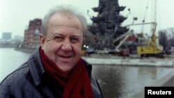 Зураб Церетели на фоне строящегося памятника Петру I в Москве, 1997 год