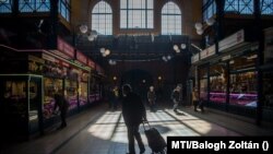 Vásárlók a Fővám téri piacon a kijárási korlátozás kezdetének napján, 2020. március 28-án