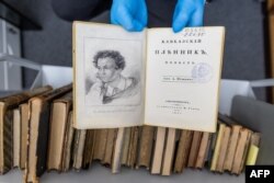 ვარშავის ბიბლიოთეკაში დაცული პუშკინის "კავკასიელი ტყვის" პირველი გამოცემის ასლი, ორიგინალი გამოცემულია 1822 წელს.