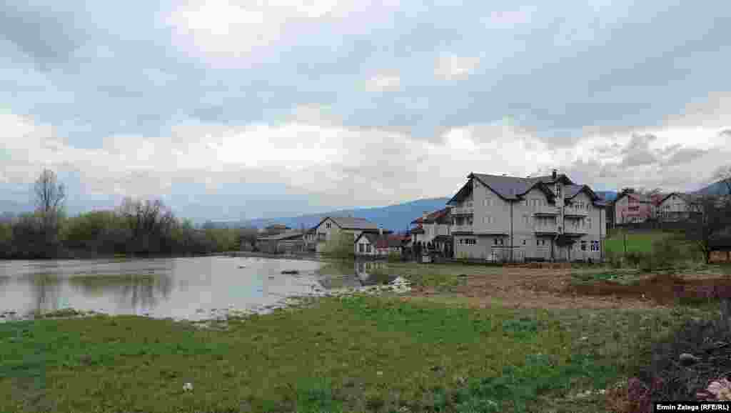 Voda se približava kućama u sarajevskom naselju Reljevo, 27. marta 2025.