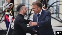 Владимир Зеленский и Эммануэль Макрон перед встречей "коалиции желающих", Париж, 4 сентября 2025 года