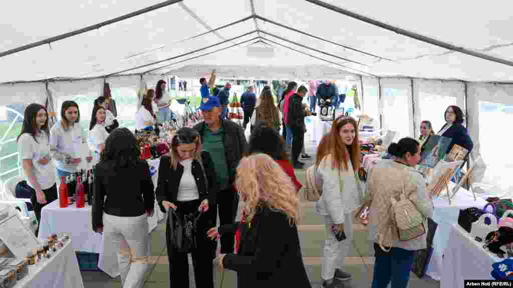 Posetioci na Sajmu osnaživanja.