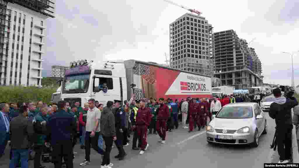 Ky vendim përfshin kompanitë me mbi 50 të punësuar ose me qarkullim vjetor mbi 10 milionë euro.