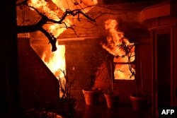 Casă cuprinsă de flăcări la Malibu, pe 8 ianuarie.