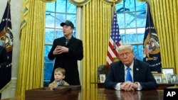 Elon Musk a răspuns întrebărilor jurnaliștilor în Biroul Oval de la Casa Albă, însoțit de fiul său de patru ani, X.
