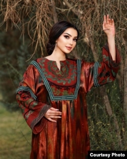 Модель в платье из новой коллекции Хуршеда Сатторова, которое выполнено из натурального шёлка ручной работы