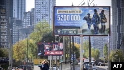 На билборд в Москва, рекламиращ наемната армия, пише: "5,2 милиона рубли за първата година от договора" (около 57 000 долара).