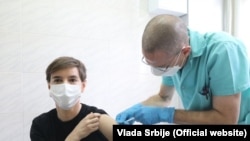 Премиерката на Србија, Ана Брнабиќ, ја прими вакцината на Фајзер на Институтот за вирусологија, „Торлак“, Белград, 24 декември 2020 година