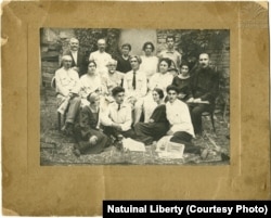 პირველ რიგში თინათინ ღვინიაშვილი და ნინო ღვინაშვილი (მესამე)