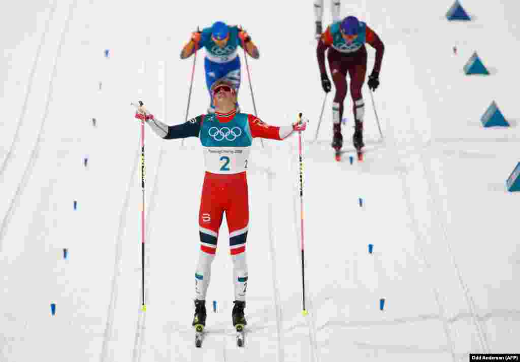 Біг на лижах: норвежець Йоганнес Гесфлот Клебо (в центрі) святкує перемогу, перетнувши фінішну лінію, він виборов золото. Срібну позицію посів італієць Федеріко Пеллеґріно ліворуч позаду. А Олександр Большунов із Росії отримав третє місце у чоловічому фіналі класичного лижного бігу