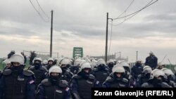 Policija tokom protesta na Starom savskom mostu, Beograd, Srbija, 14. decembar 2024.