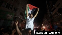 Palestinezët në Rripin e Gazës duke festuar pas arritjes së armëpushimit.
