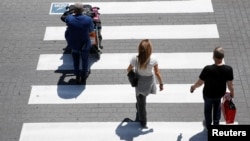 Putnici s prtljagom ispred aerodroma u Rimu dolaze nakon što je Italija ukinula karantin za one koji dolaze iz EU, zone Schengena, Velike Britanije i Izraela kako bi oživjeli turističku sezonu, maj, 2021. 