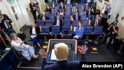 Američki predsjednik Donald Tramp na brifingu Bijele kuće u Vašingtonu, 6. aprila 2020.