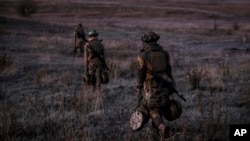 Ukrajinski vojnici na prvoj liniji fronta kod Časiv Jara, Donjecka oblast, Ukrajina, 30. oktobra 2024.