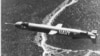 O versiune timpurie a rachetei Tomahawk testată în New Mexico în 1976. Racheta Tomahawk a fost dezvoltată în anii 1970, în toiul Războiului Rece cu Uniunea Sovietică. Racheta de croazieră este proiectată să zboare pe distanțe lungi, la o altitudine suficient de joasă pentru a evita majoritatea radarelor, menținând în același timp viteza unui avion de pasageri.