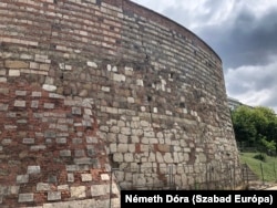 A Budai Vár Esztergomi rondella lezárt része és az egyik repedés a falon, az alatta elhaladó Lovas útról fényképezve, 2025. májusban