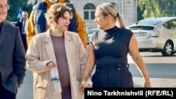 ბელა მეი თბილისის საქალაქო სასამართლოს ეზოში დედასთან ერთად, გათავისუფლების შემდეგ, 3 ნოემბერი, 2025 წელი