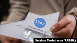 Kínai Sinopharm vakcinával oltanak egy kirgizisztáni oltóponton 2021. március 29-én. 