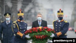 Președintele român Klaus Iohannis comemorând victimele Revoluției din decembrie 1989
