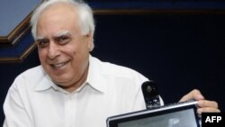 Indijski ministar Kapil Sibal pokazuje kompjuter. 