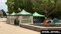 Палатките и шатрите в понеделник около обяд