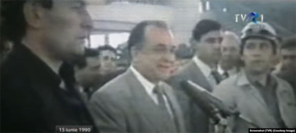 Fostul președinte Ion Iliescu, decedat pe 5 august 2025, la vârsta de 95 de ani, este și cel a adus minerii în București, în iunie 1990, pentru a reprima o manifestație pașnică din Piața Universității. Au rămas în istorie mulțumirile aduse minerilor din Valea Jiului, de pe 14 iunie 1990; „Vă mulțumesc pentru tot ceea ce ați făcut în aceste zile, în general pentru toată atitudinea dumneavoastră de înaltă conștiintă civică. Deci, vă mulțumesc încă o dată tuturor pentru ceea ce ați demonstrat și în aceste zile: că sunteți o forță puternică, cu o înaltă disciplină civică, muncitorească, oameni de nădejde și la bine, dar mai ales la greu. Și de astă dată ați demonstrat cât de importantă este solidaritatea muncitorească (...)”