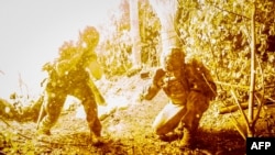 Soldații ucraineni trag din prima linie a frontului către pozițiile rusești din regiunea Donețk.