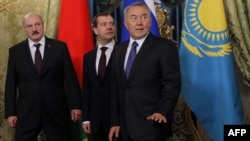 მოსკოვი: რუსეთის ყოფილი პრეზიდენტი და ამჟამინდელი პრემიერ-მინისტრი დმიტრი მედვედევი ბელორუსიისა და ყაზახეთის პრეზიდენტებთან, ალექსანდრ ლუკაშენკოსთან და ნურსულთან ნაზარბაევთან ერთად, 2011 წლის 19 დეკემბერს. 