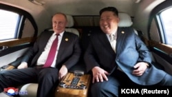 Руският президент Владимир Путин и севернокорейският лидер Ким Чен Ун в лимузина по време на посещението си в Пекин за военния парад за 80-годишнината от края на Втората световна война, Китай, 3 септември 2025 г. Автентичността на снимката на може да бъде потвърдена независимо.