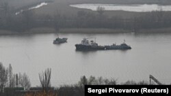 Un remorcher și ambarcațiuni de debarcare ale Flotilei Caspice a Marinei Ruse în timpul unor exerciții militare pe Don, 12 aprilie 2021
