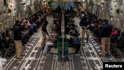 Migranti čekaju na aerodromu u Arizoni da budu deportovani američkim vojnim avionom. 23. januar 2025.
