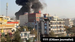 O coloană de fum se ridică dintr-o clădire din zona Taimani, Kabul, după atacurile aeriene pakistaneze.