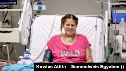 Szilvia a kórházi ágyon.
