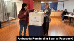 Românii din străinătate au putut vota încă de vineri, 2 mai. Duminică, 4 mai, votul se va încheia însă la ora 21:00 (ora României). Imagine ilustrativă, de la o secție de votare din Spania.