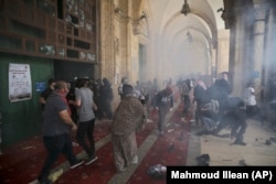 Palestinienii se ciocnesc cu forțele de securitate israeliene la moscheea Al Aqsa din orașul vechi din Ierusalim