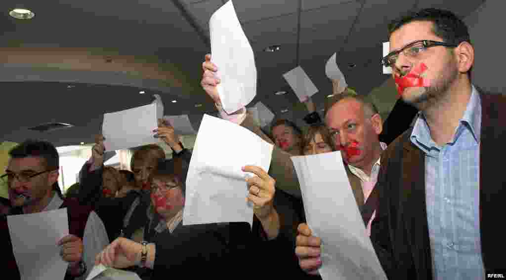 Hrvatska - Protest novinara HRT-a - U Zagrebu su novinari HRT-a protestirali protiv uređivačke politike. Ravnatelj HRT i mnogi drugi rukolvodioci su smijenjeni. Foto:zoomzg, RFE/RL