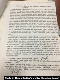 АҚШ президенті Билл Клинтон мен Азаттық радиосы басшылығына радио тыңдармандарының орыс тілінде жазған хаты. Хасен Оралтайдың жеке архивінен.