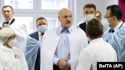 Presidenti i Bjellorusisë, Alyaksandr Lukashenka, gjatë takimit me punëtorët shëndetësorë në Minsk.