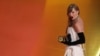 Këngëtarja Taylor Swift duke reaguar pas pranimit të çmimit Grammy për Albumin më të Mirë Pop - Vokal, në Los Anxhelos, Kaliforni, më 4 shkurt 2024.