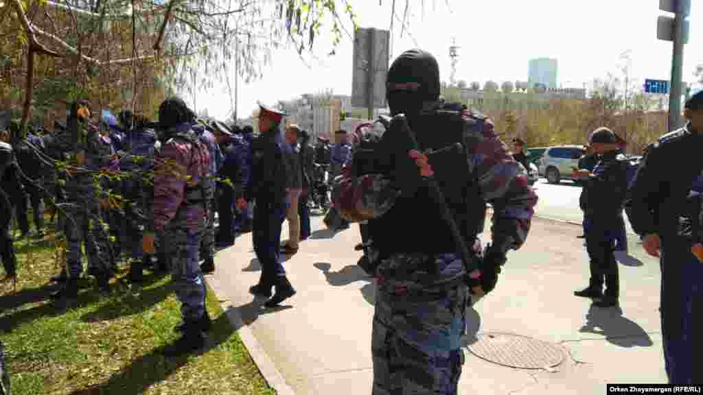 Полицейское оцепление в Нур-Султане. 1 мая 2019 года.