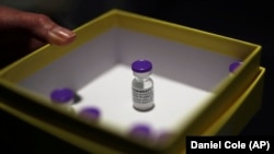 Bemutatják a Pzifer-vakcinát a sajtónak Marseille-ben, Franciaországban, 2021. március 15-én.