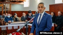 Potápi Árpád János, a Miniszterelnökség nemzetpolitikáért felelős államtitkára beszédet mond az Egán Ede Szakképzési Centrum ünnepélyes tanévnyitóján a kárpátaljai Tiszapéterfalván a református templomban 2020. október 8-án.