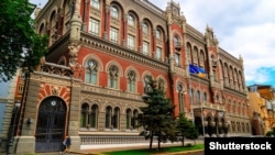 Національний банк України встановив опівдні довідкове значення курсу 27 гривень 27 копійок за долар