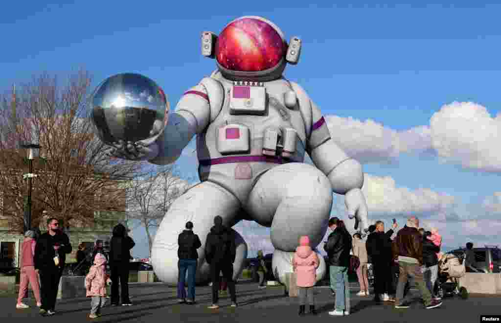 Ljudi se okupljaju na trgu u gradu Jevpatorija na ukrajinskom poluostrvu Krim koji je okupirala Rusija kako bi pogledali ogromni balon postavljen uoči Dana kosmonautike, 12. aprila.