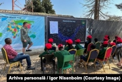 Profesorii voluntari predau elevilor mai multe discipline - geografie, fizică, chimie și matematică.