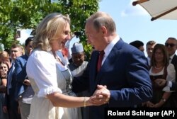 Karin Kneissl dansează la nunta ei cu Vladimir Putin. Austria, august 2018.