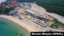 Според архитектурното бюро, което е изготвило проекта за строежа, клетките, които приличат на стаи, ще останат празни и ще са под земята