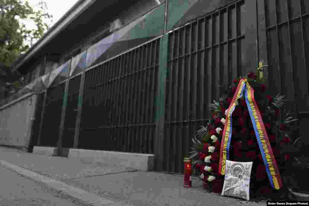 O coroană depusă în fata locuinței fostului președinte Ion Iliescu, București, 5 august 2025.